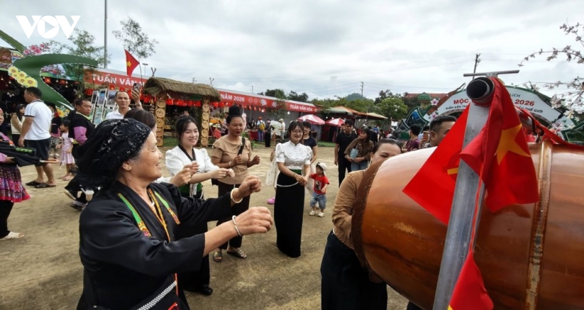 ethnic cultural colors converge in moc chau picture 14