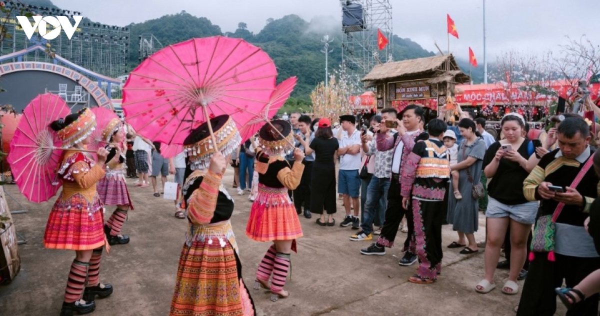 ethnic cultural colors converge in moc chau picture 5