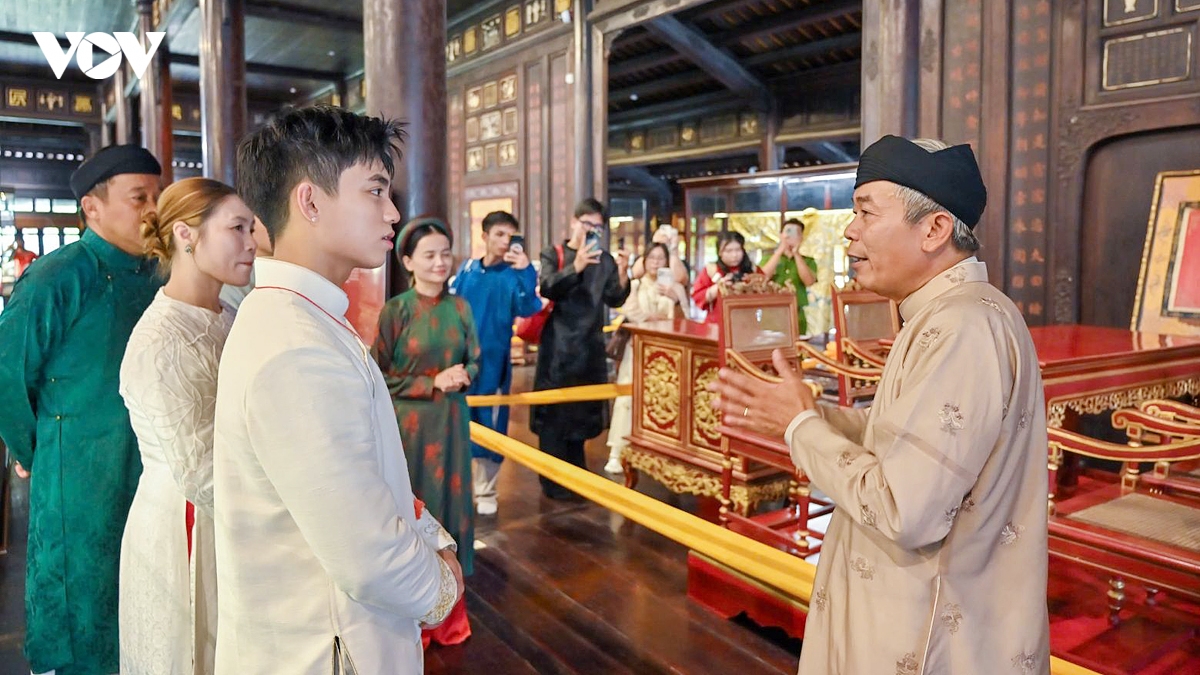 ca si mono chinh thuc tro thanh su gia quang ba di san van hoa hue hinh anh 1