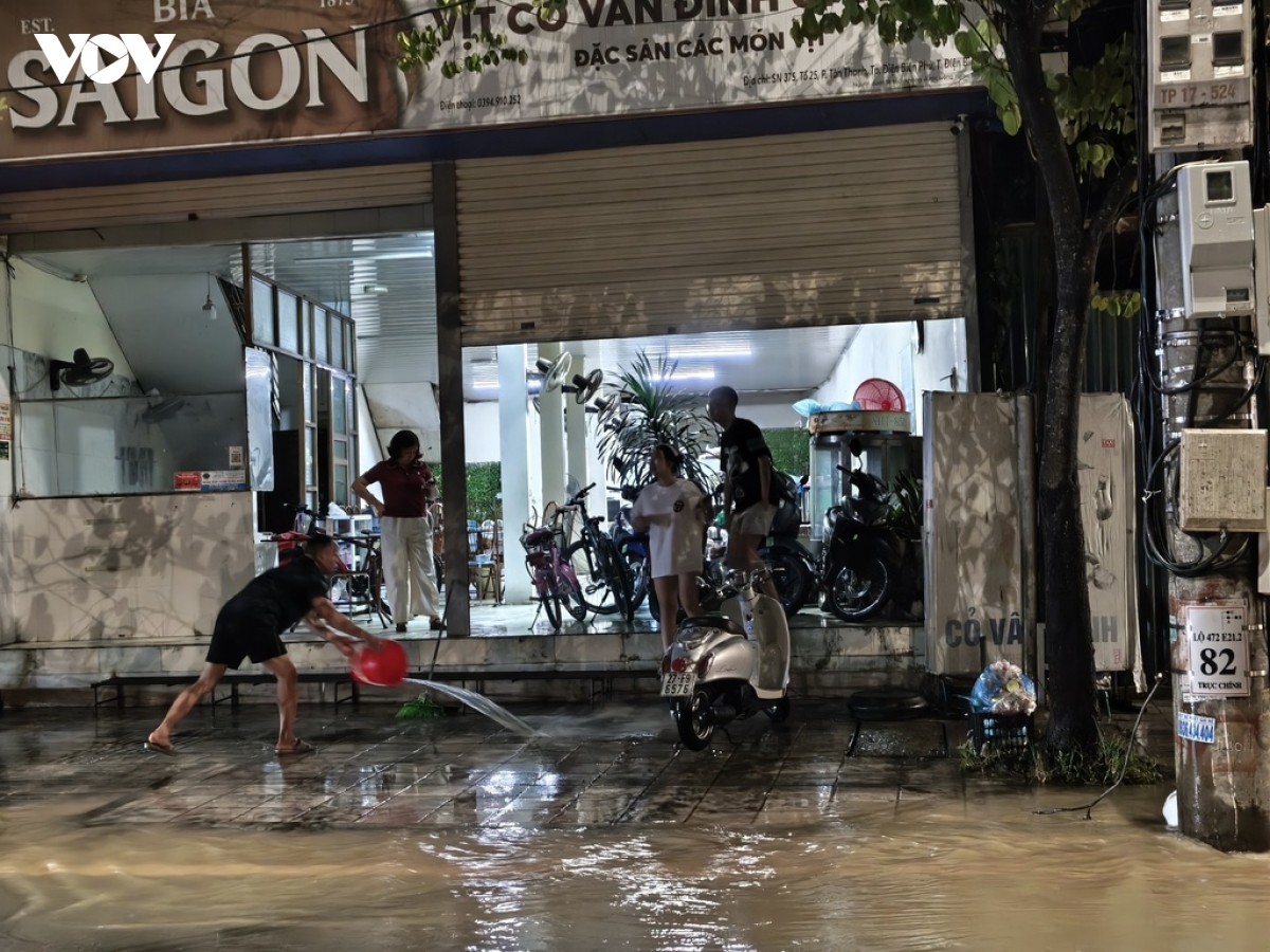 mua lon gay ngap nang nhieu tuyen pho tai phuong Dien bien phu, tinh Dien bien hinh anh 2