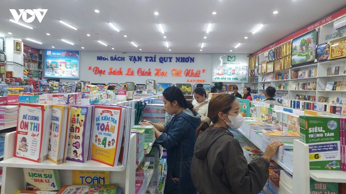 Khan hiếm sách giáo khoa, phụ huynh ở Gia Lai khó mua đủ bộ