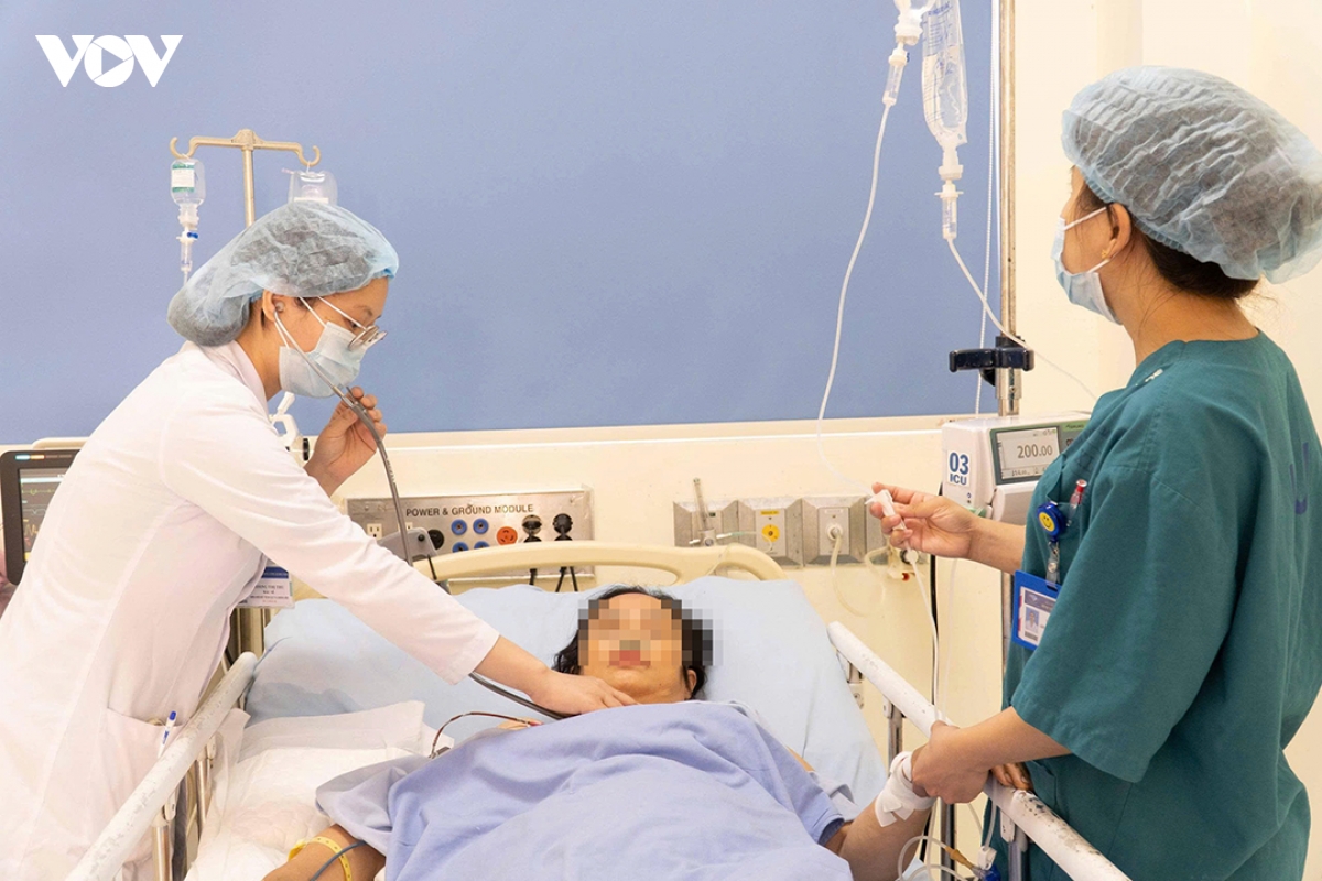 Đốt rẫy giữa nắng nóng, người phụ nữ sốc nhiệt, bất tỉnh