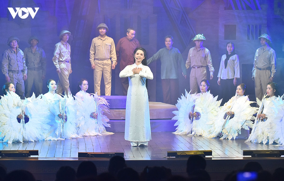 nguoi con gai ha thanh lat cat lich su hao hung, lang man cua nguoi phu nu thu do hinh anh 20