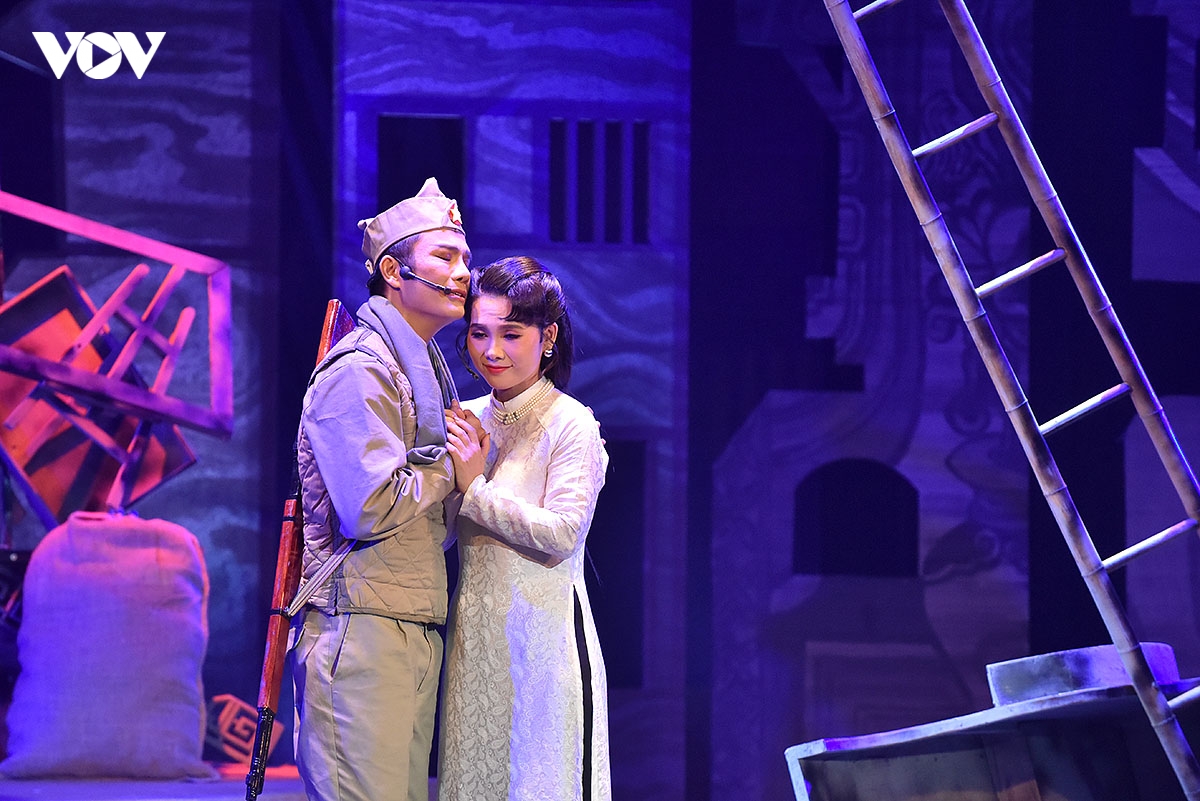 nguoi con gai ha thanh lat cat lich su hao hung, lang man cua nguoi phu nu thu do hinh anh 4