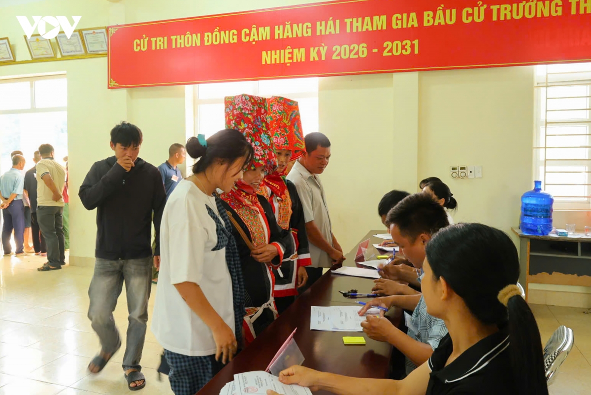 nguoi dan quang ninh dong loat di bau 624 truong thon, ban, khu pho hinh anh 3