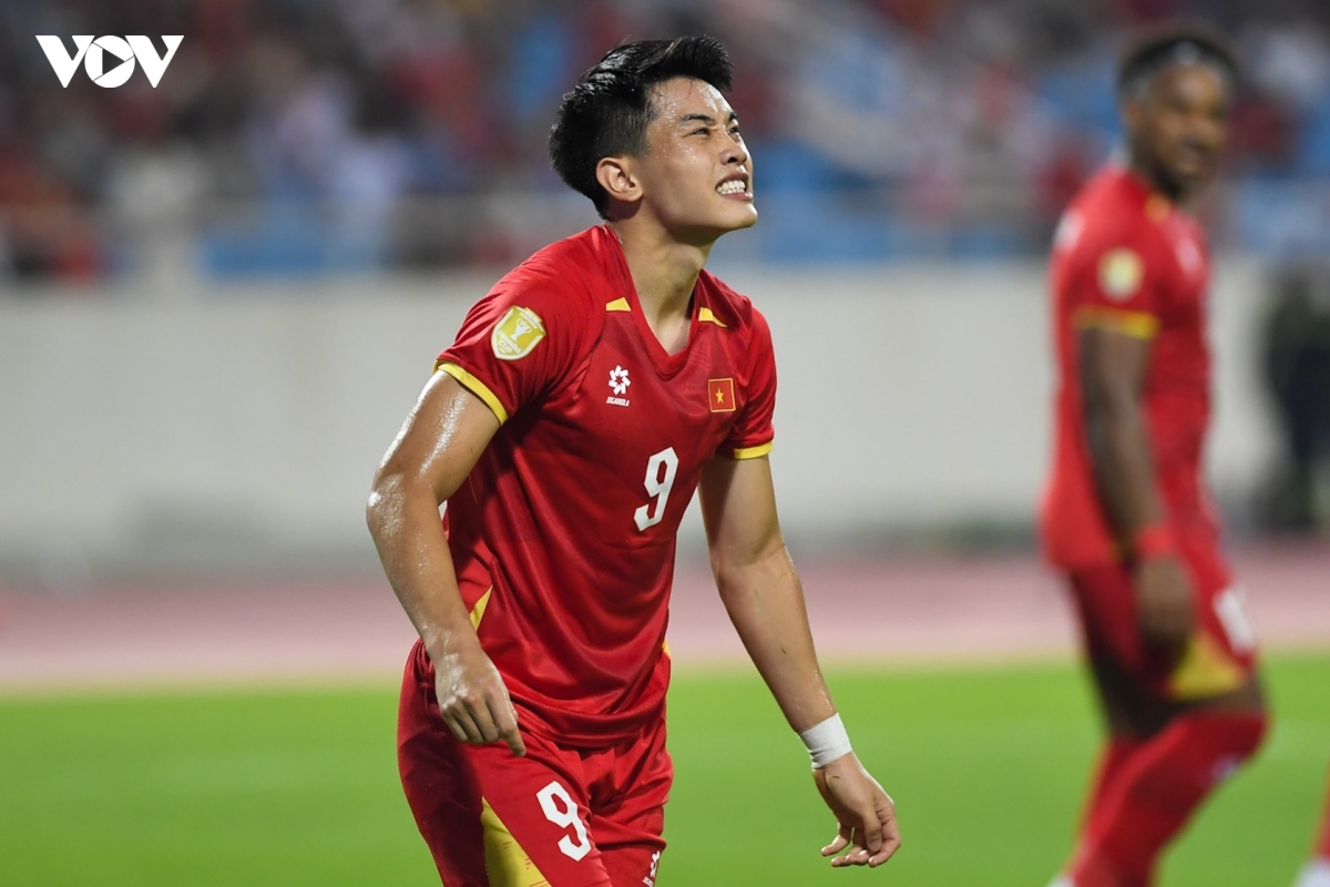 Dinh bac trai long sau khi bi thay ra som o tran viet nam 0-0 singapore hinh anh 1