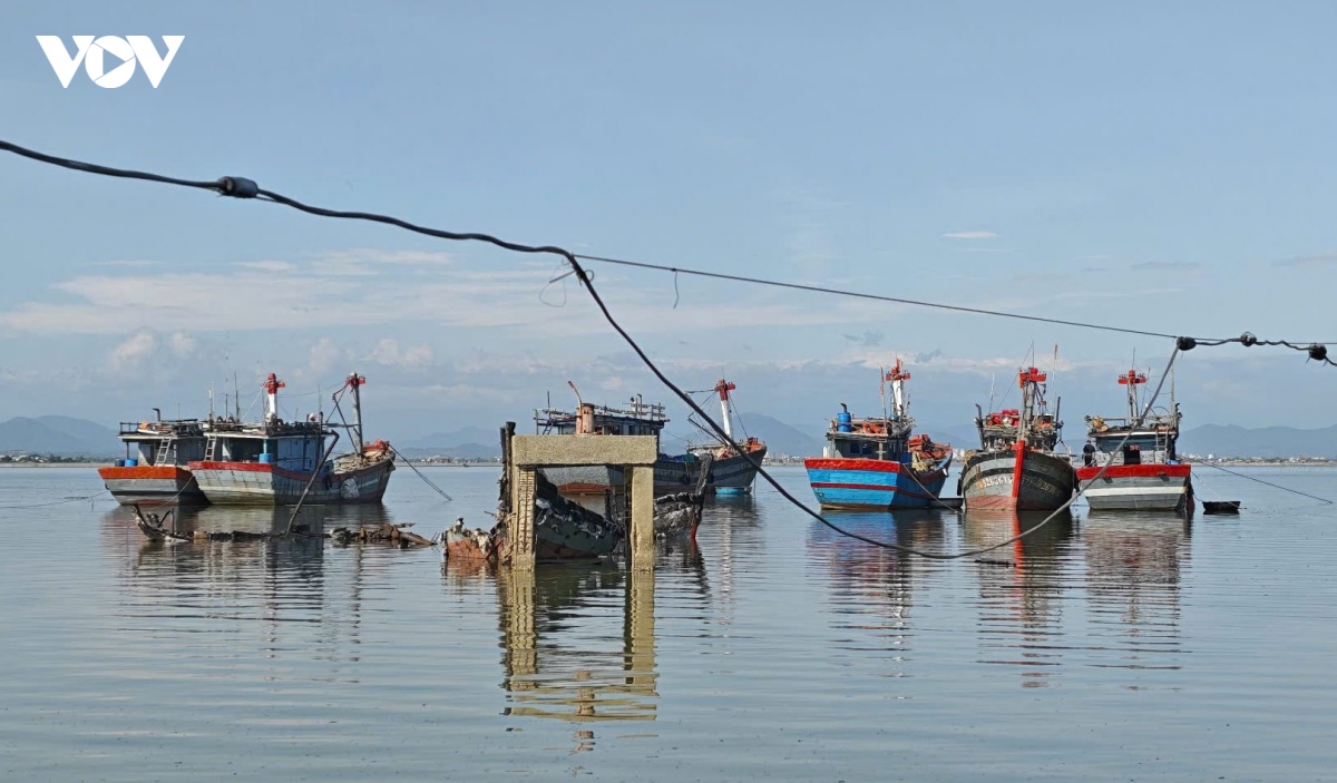 chay 2 tau ca neo dau tai au thuyen o hue hinh anh 1