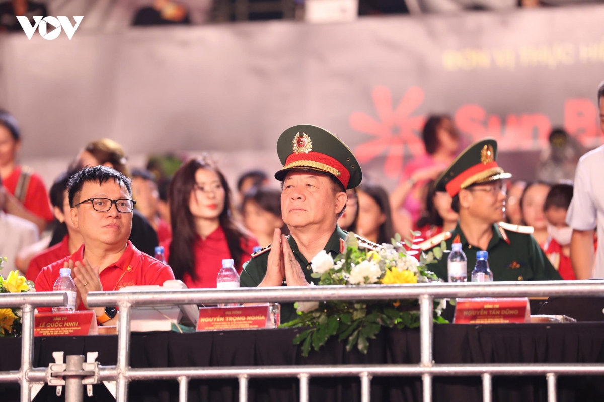 hang chuc ngan nguoi tham du concert to quoc trong tim hinh anh 1
