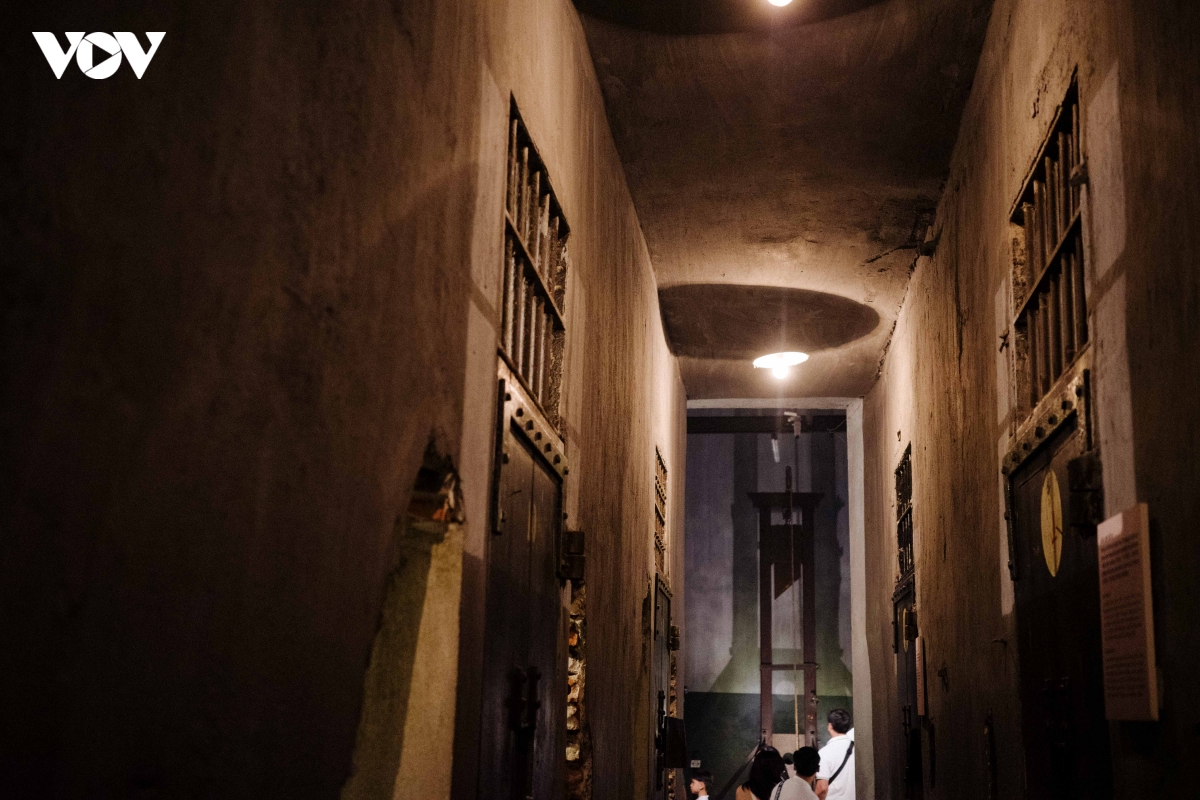 hoa lo - tu dia nguc tran gian den khong gian ky uc ha noi hinh anh 8