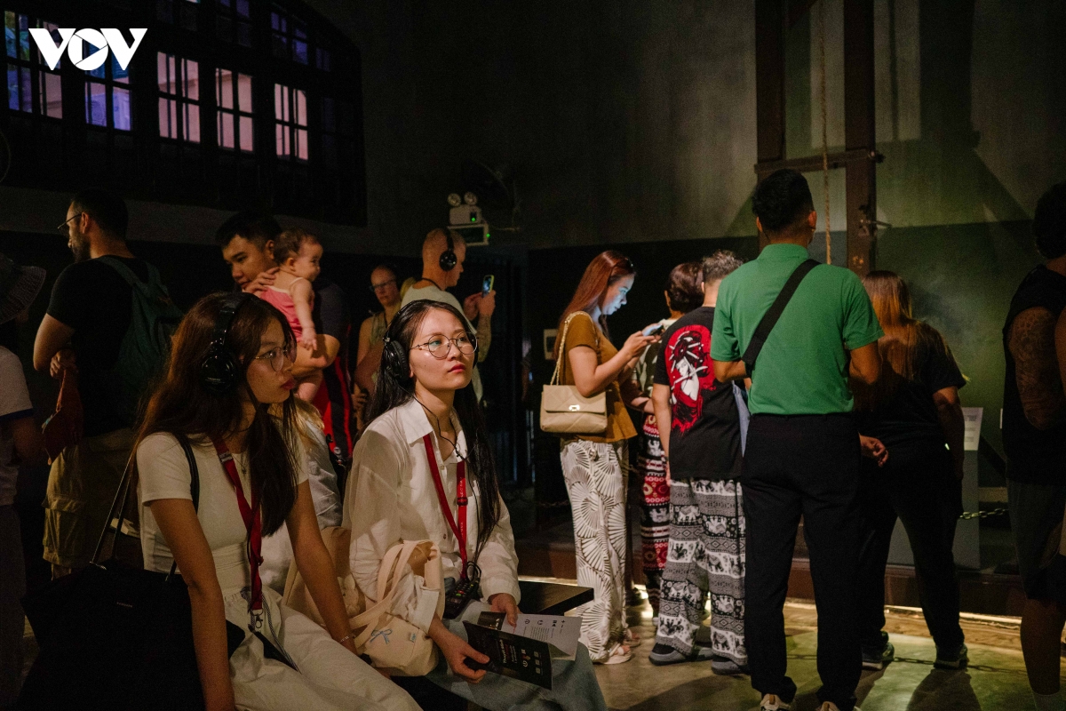 hoa lo - tu dia nguc tran gian den khong gian ky uc ha noi hinh anh 7