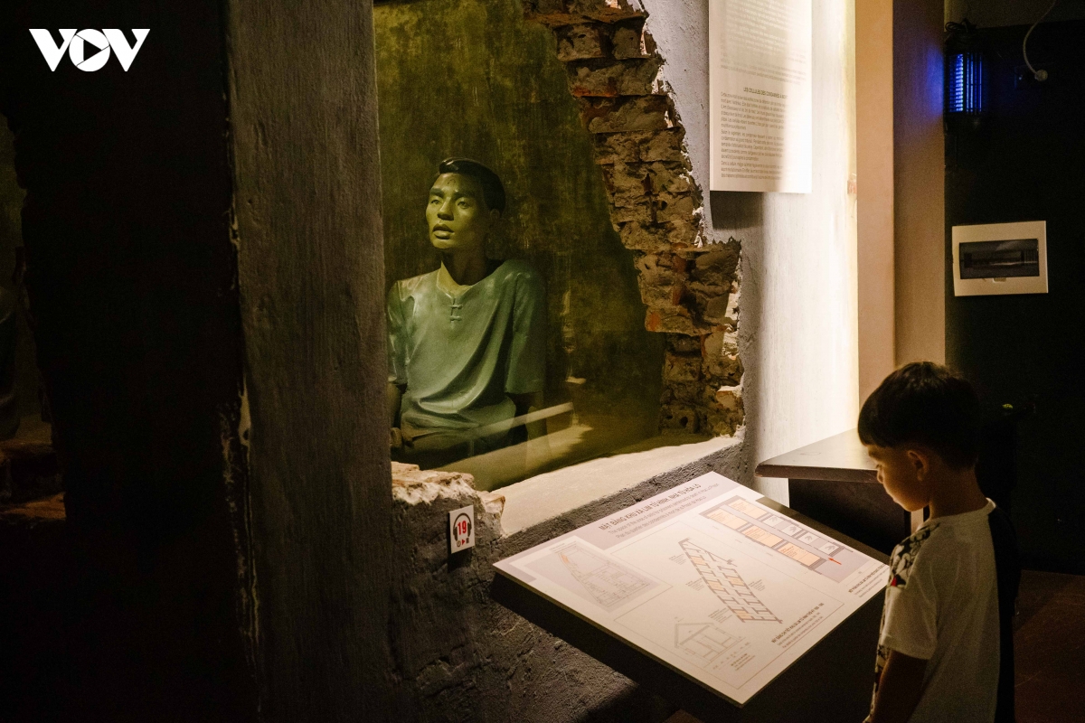 hoa lo - tu dia nguc tran gian den khong gian ky uc ha noi hinh anh 6