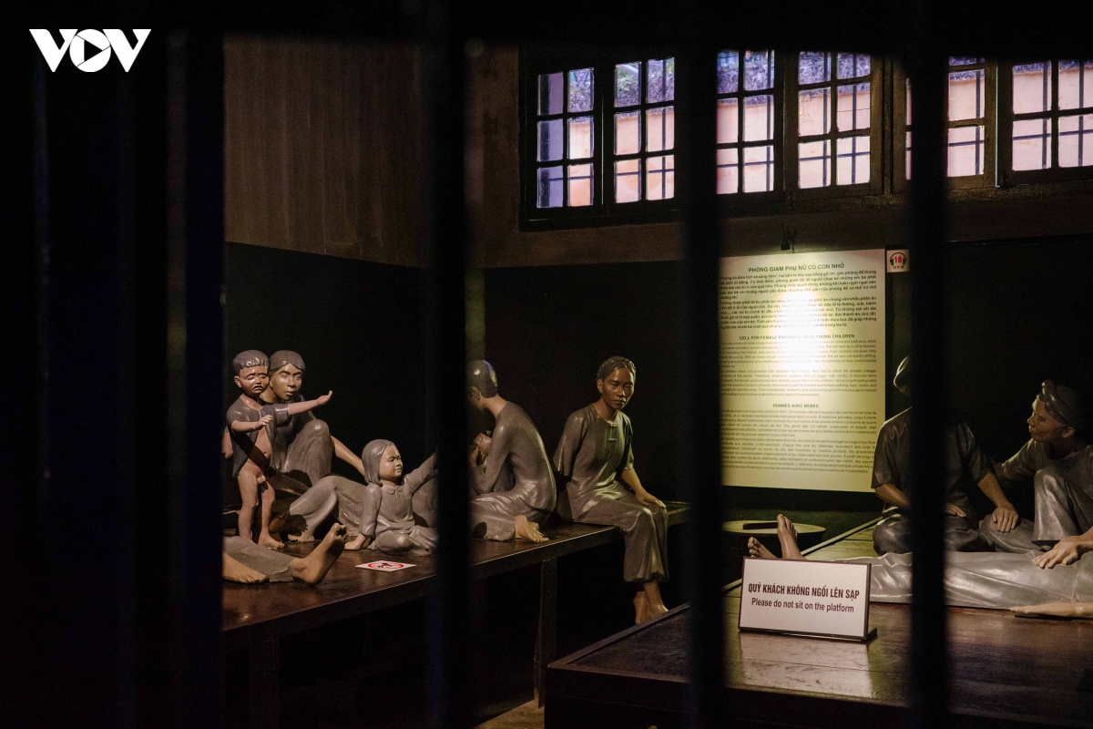 hoa lo - tu dia nguc tran gian den khong gian ky uc ha noi hinh anh 3