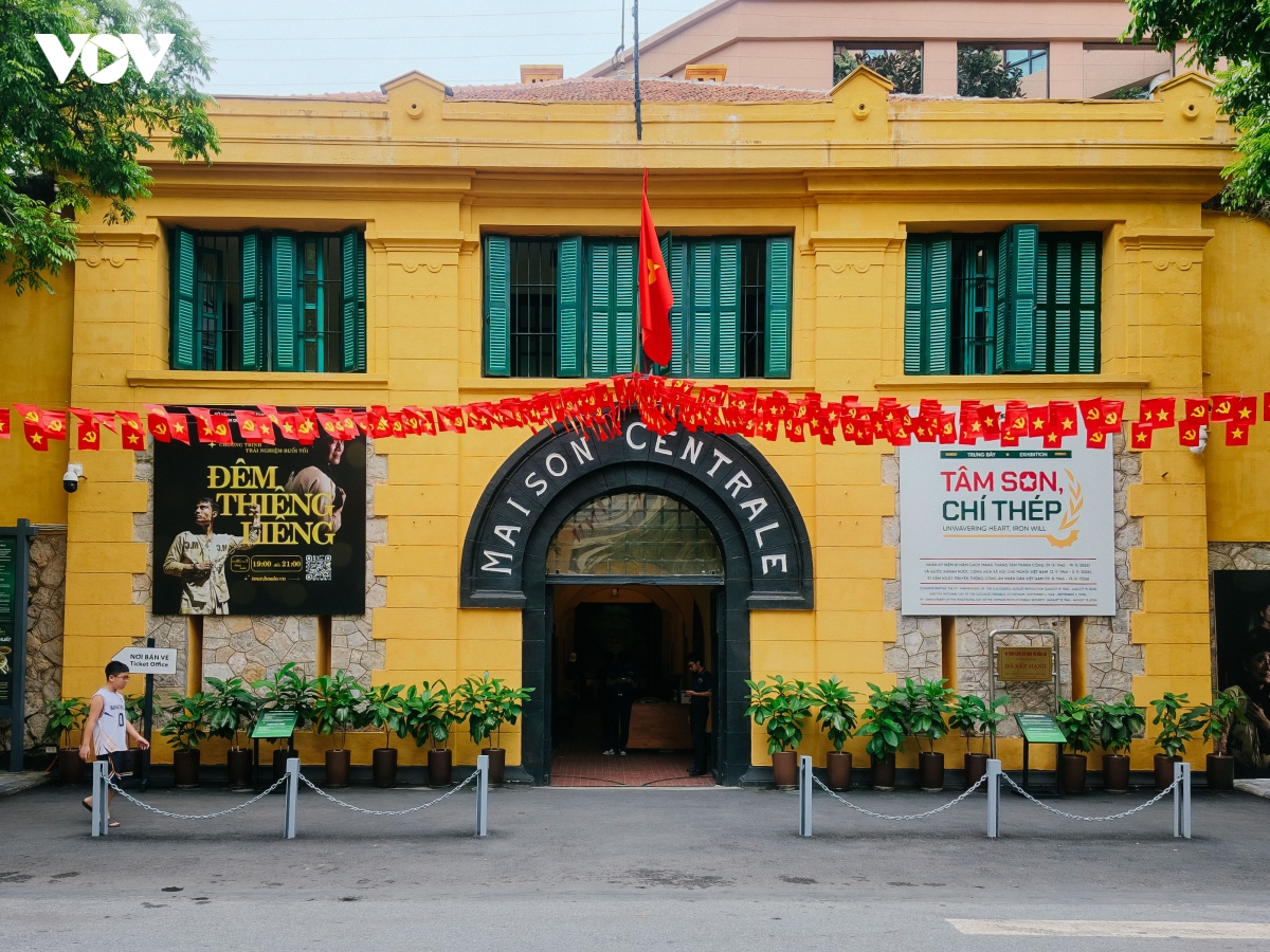hoa lo - tu dia nguc tran gian den khong gian ky uc ha noi hinh anh 1