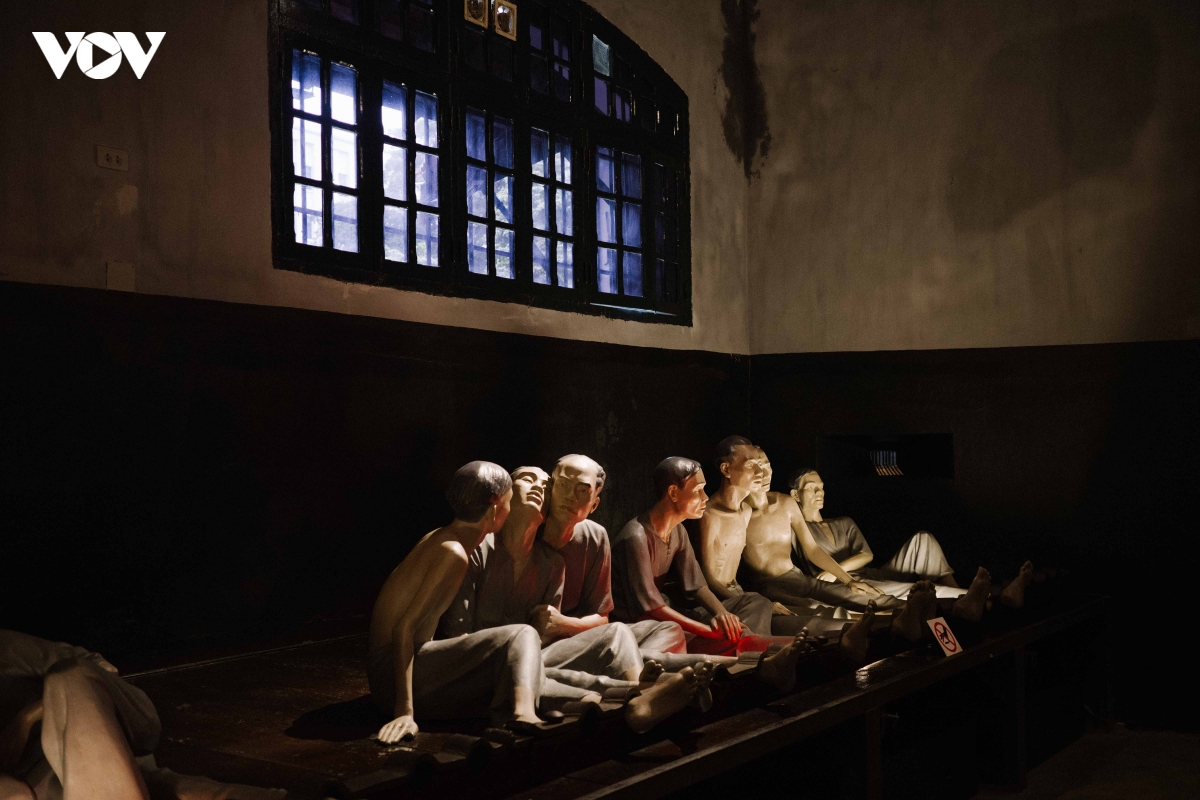 hoa lo - tu dia nguc tran gian den khong gian ky uc ha noi hinh anh 15