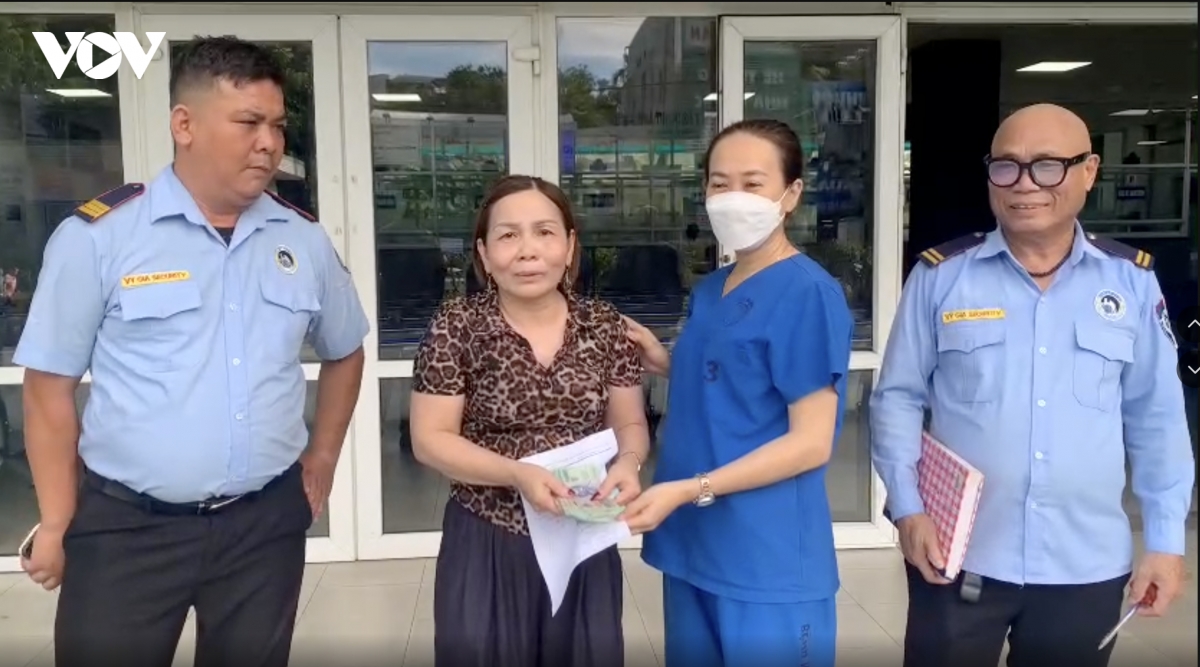 Nhân viên y tế Bệnh viện Đà Nẵng trả lại tiền người bệnh đánh rơi