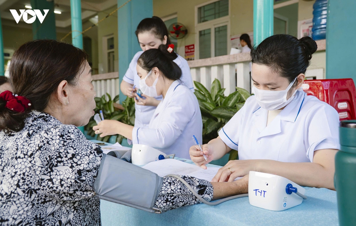 Dua bac si ve kham suc khoe cho hon 4000 nguoi dan xa dao tam hai, tp Da nang hinh anh 3