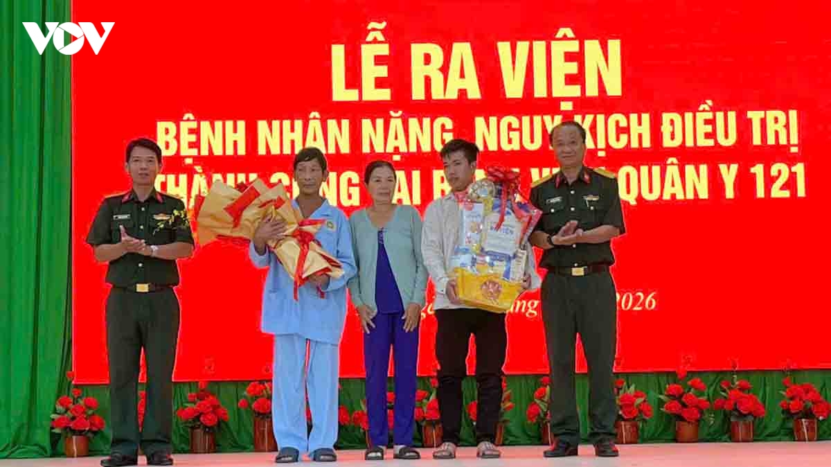 cuu song benh nhan bi ong vo ve dot 150 vet hinh anh 2