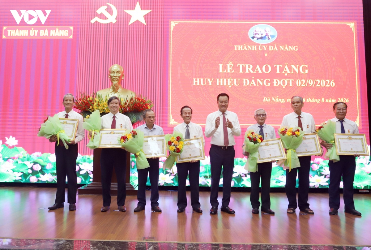 Da nang trao huy hieu Dang tang 32 dang vien dip 2 9 hinh anh 1