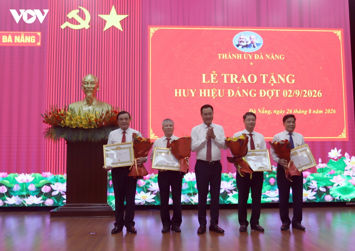 Đà Nẵng trao Huy hiệu Đảng tặng 32 đảng viên dịp 2/9