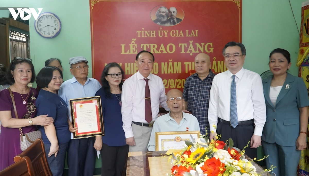 Ong nguyen thanh nghi trao huy hieu 80 nam tuoi Dang cho 2 dang vien tai gia lai hinh anh 2