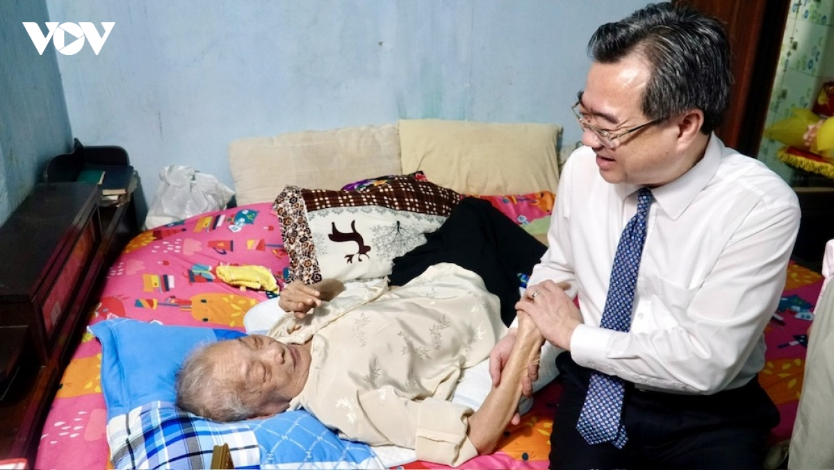 Ong nguyen thanh nghi trao huy hieu 80 nam tuoi Dang cho 2 dang vien tai gia lai hinh anh 3