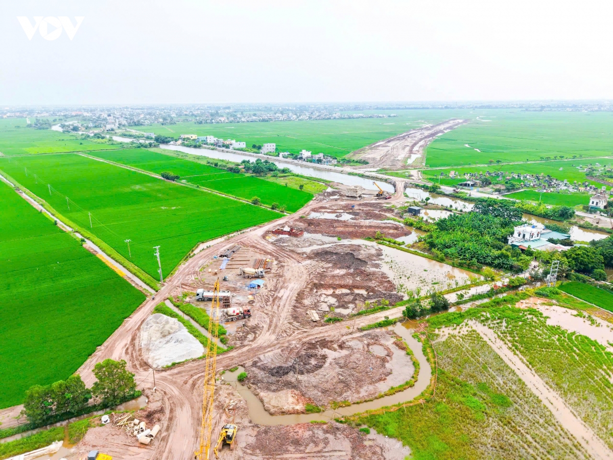 ong-truong-thi-cong-cau-vuot-song-tra-ly-thuoc-du-an-duong-cao-toc-ct.08-2_1.jpg