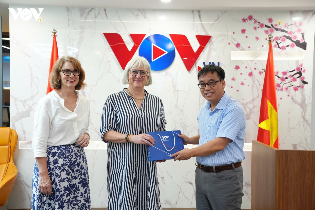 vov va abc australia tang cuong hop tac, thich ung voi xu huong phat thanh moi hinh anh 2