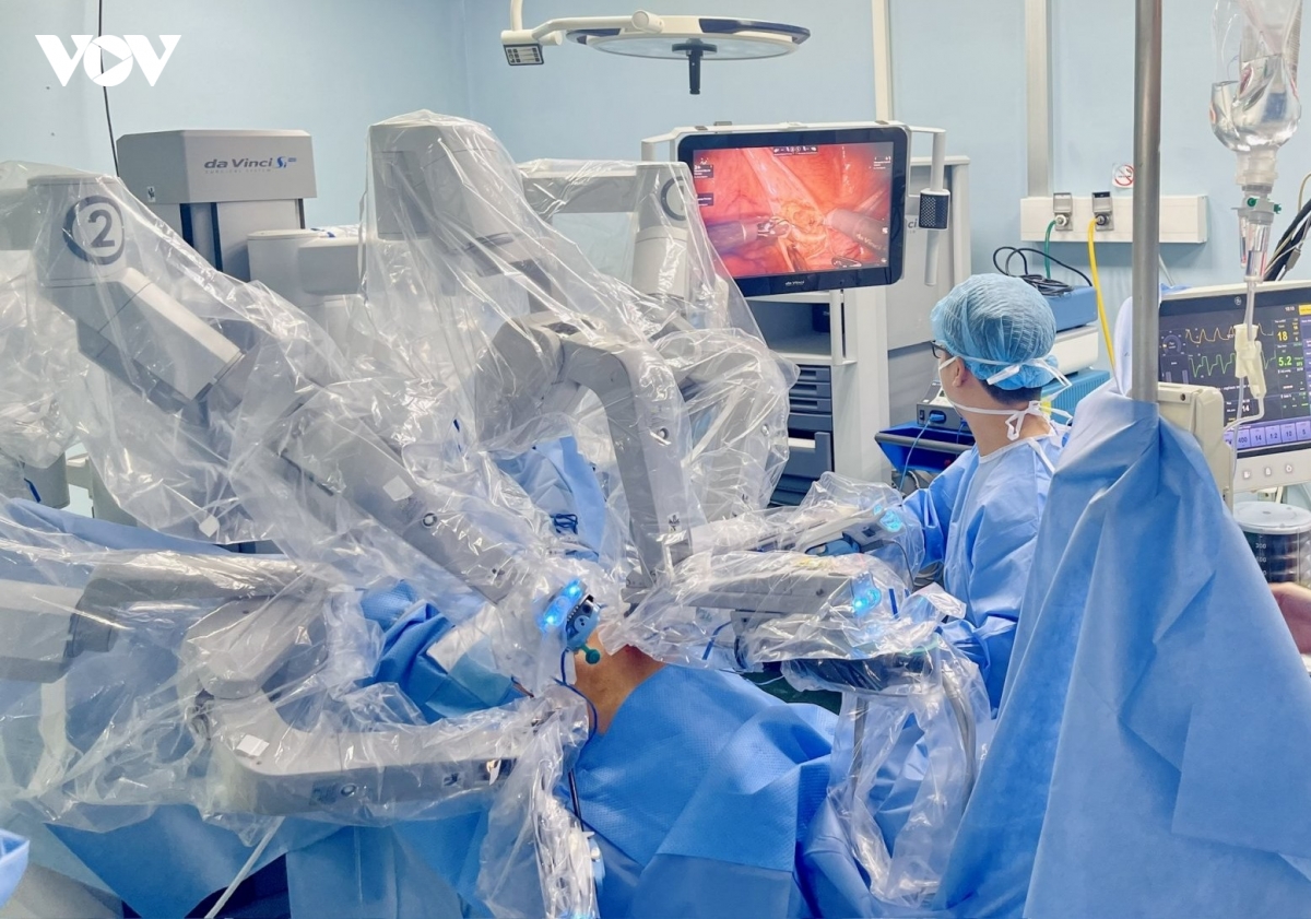 10 nam phau thuat robot, benh vien binh dan lap ky luc tai viet nam hinh anh 1