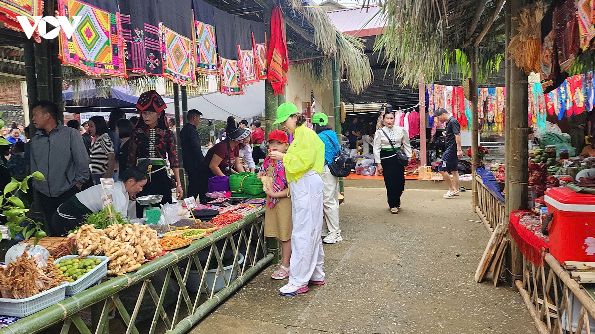ron rang cho phien tet Doc lap o muoi noi, son la hinh anh 11
