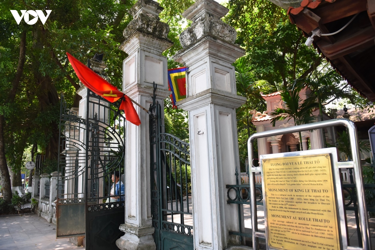 ha noi treo co ru quoc tang chu tich quoc hoi lao saysomphone phomvihane hinh anh 2