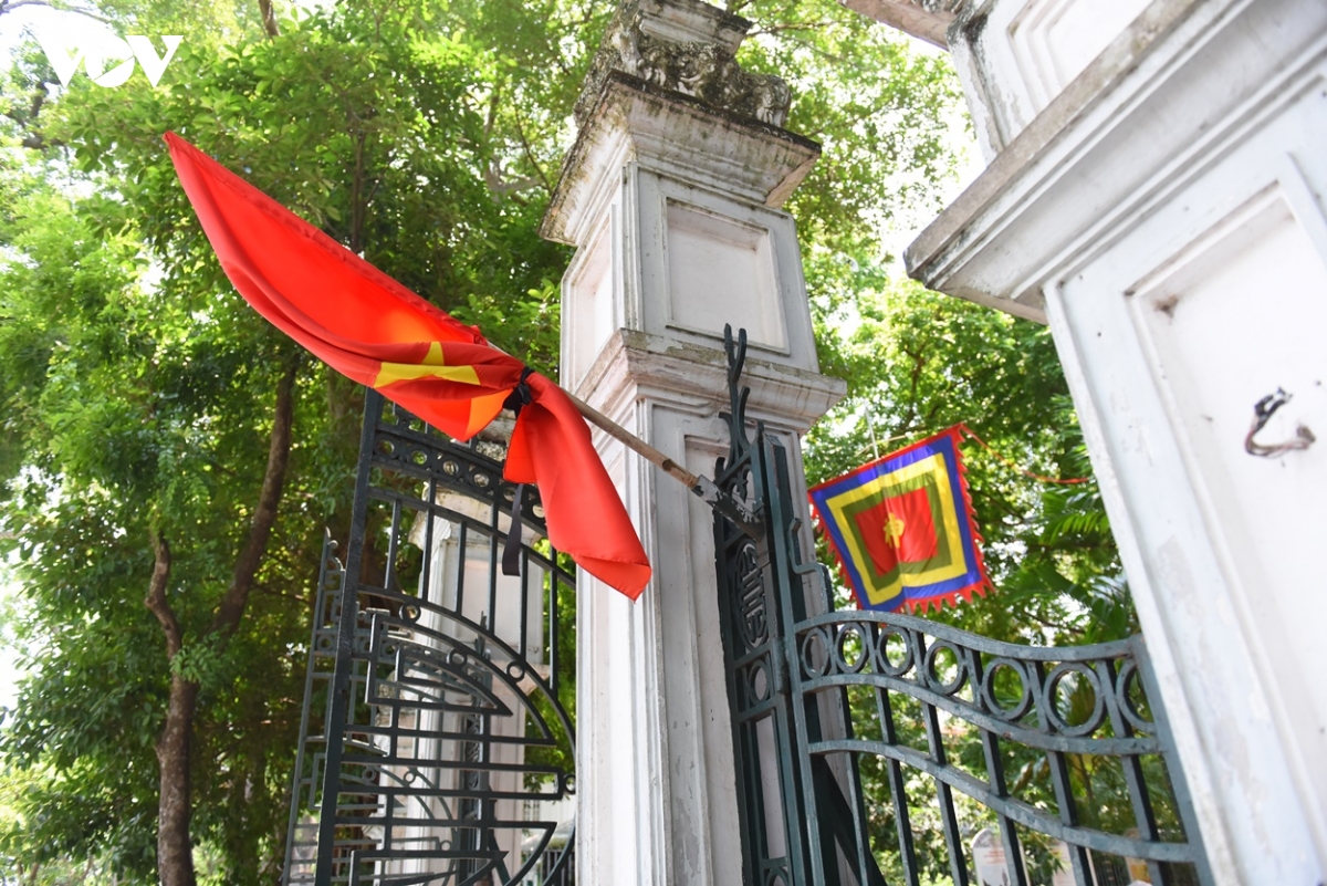 ha noi treo co ru quoc tang chu tich quoc hoi lao saysomphone phomvihane hinh anh 1