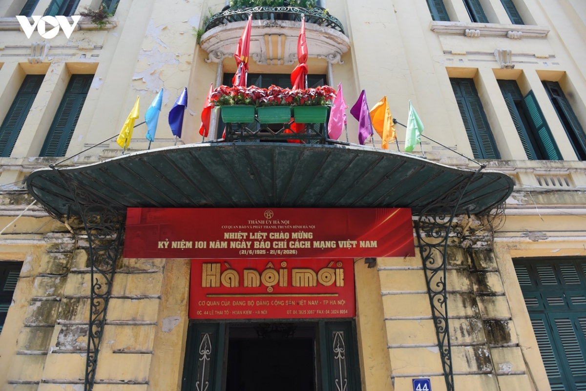 ha noi treo co ru quoc tang chu tich quoc hoi lao saysomphone phomvihane hinh anh 7