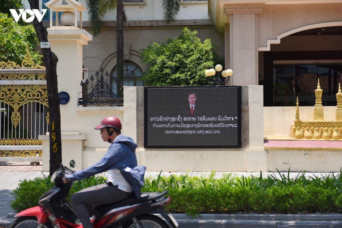 ha noi treo co ru quoc tang chu tich quoc hoi lao saysomphone phomvihane hinh anh 4