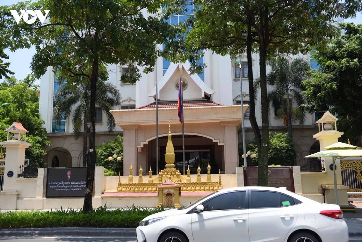 ha noi treo co ru quoc tang chu tich quoc hoi lao saysomphone phomvihane hinh anh 3