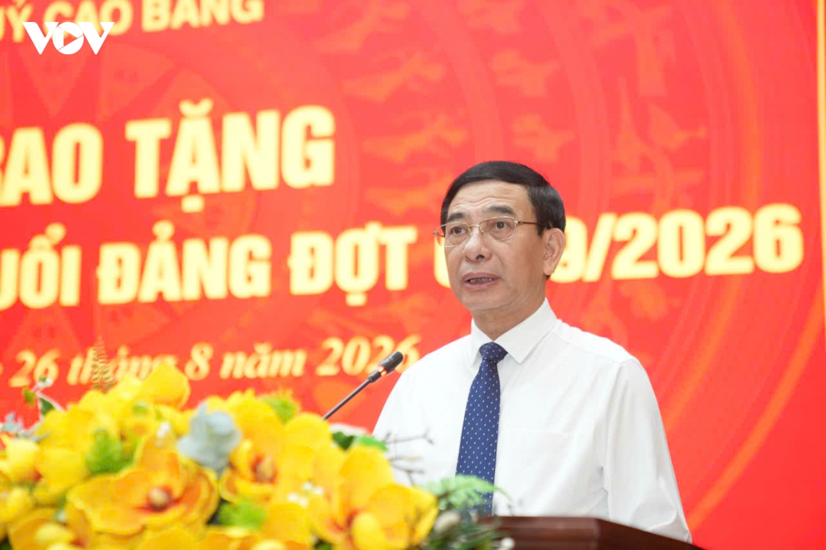 pho thu tuong phan van giang trao huy hieu 80 nam tuoi Dang tai cao bang hinh anh 2