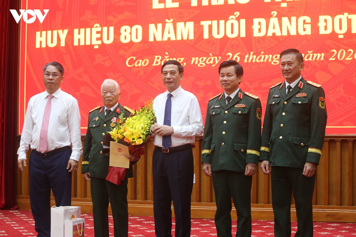 pho thu tuong phan van giang trao huy hieu 80 nam tuoi Dang tai cao bang hinh anh 3