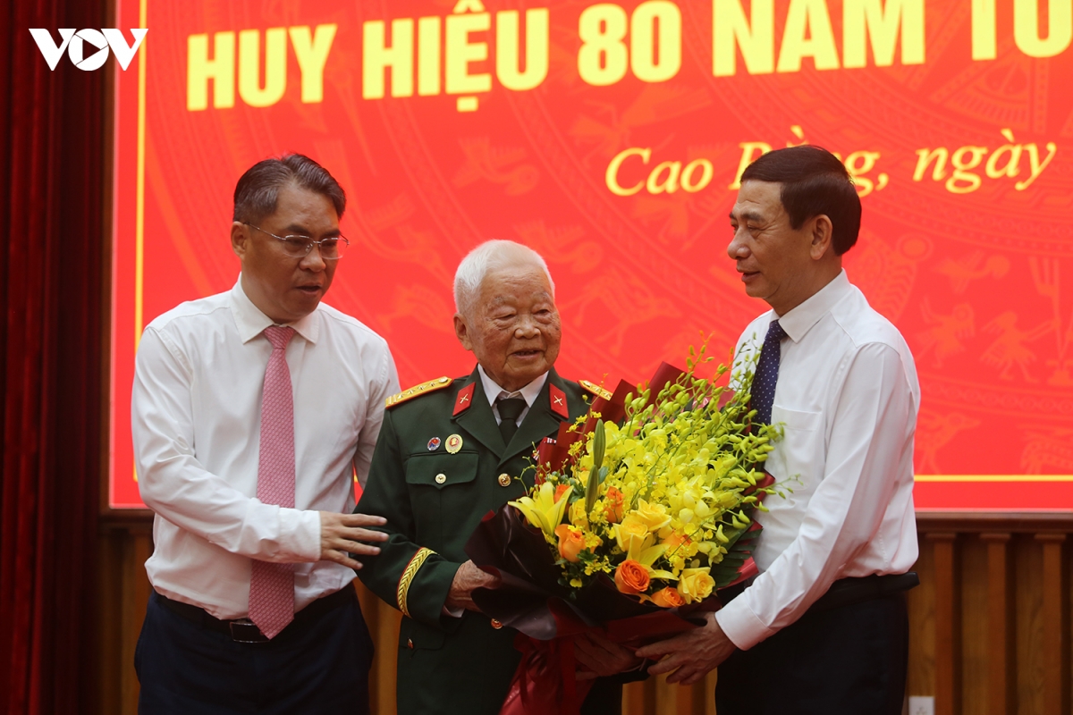 pho thu tuong phan van giang trao huy hieu 80 nam tuoi Dang tai cao bang hinh anh 1