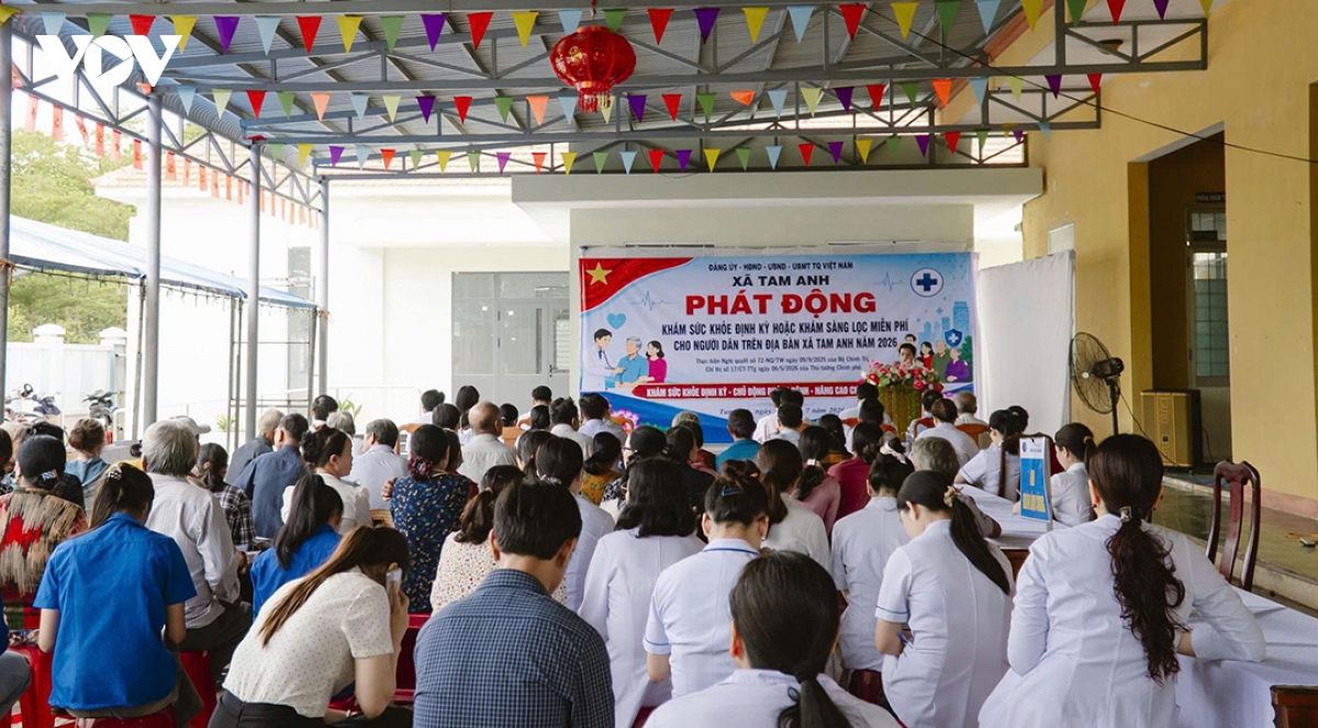 Dua bac si ve kham suc khoe cho hon 4000 nguoi dan xa dao tam hai, tp Da nang hinh anh 5