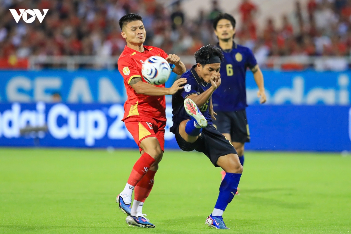 quang hai lap ky luc de doi trong mau ao Dt viet nam hinh anh 2