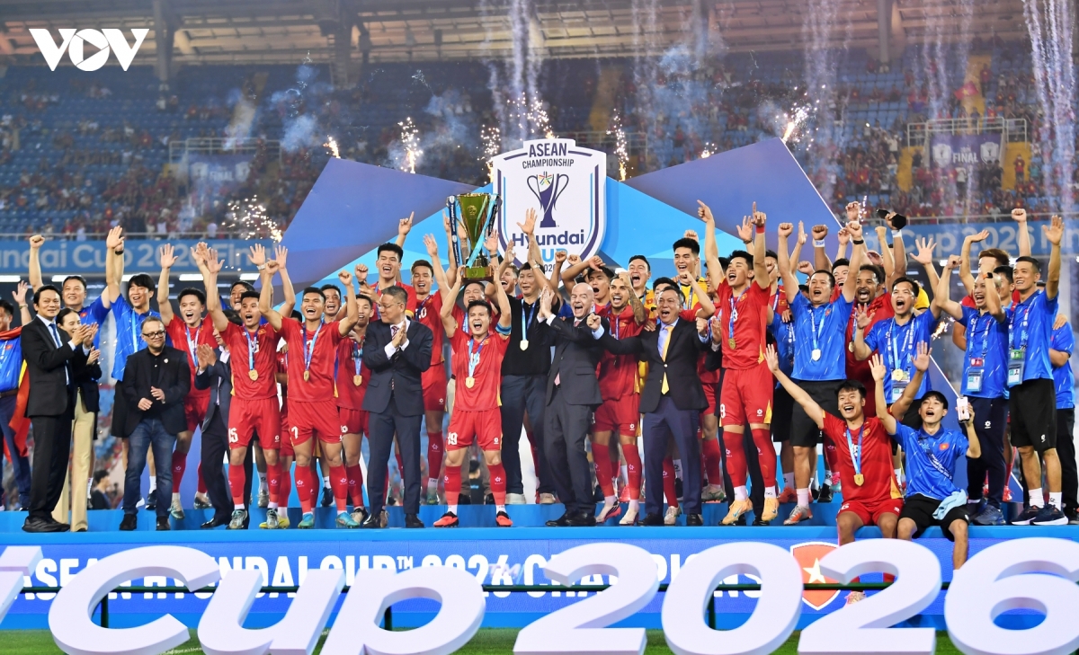 quang hai lap ky tich o asean cup, danh tang hcv vo dich cho con trai hinh anh 4