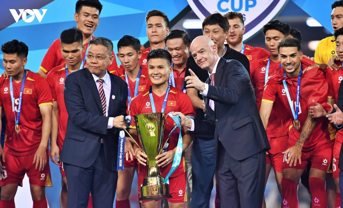 quang hai lap ky tich o asean cup, danh tang hcv vo dich cho con trai hinh anh 3