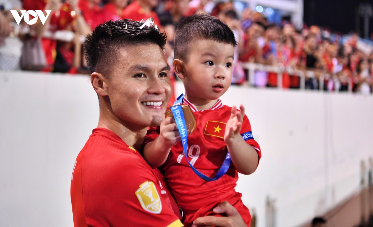 quang hai lap ky tich o asean cup, danh tang hcv vo dich cho con trai hinh anh 8
