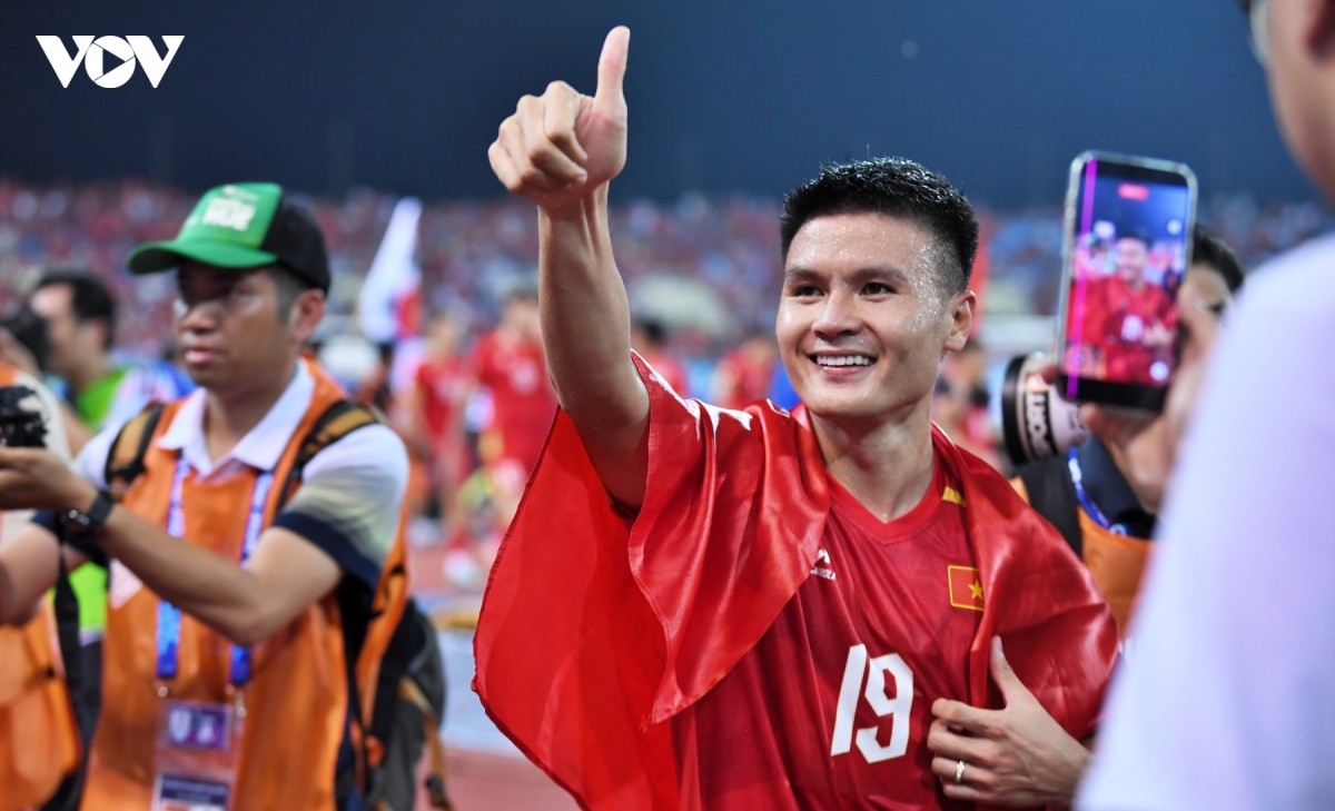 quang hai lap ky tich o asean cup, danh tang hcv vo dich cho con trai hinh anh 1