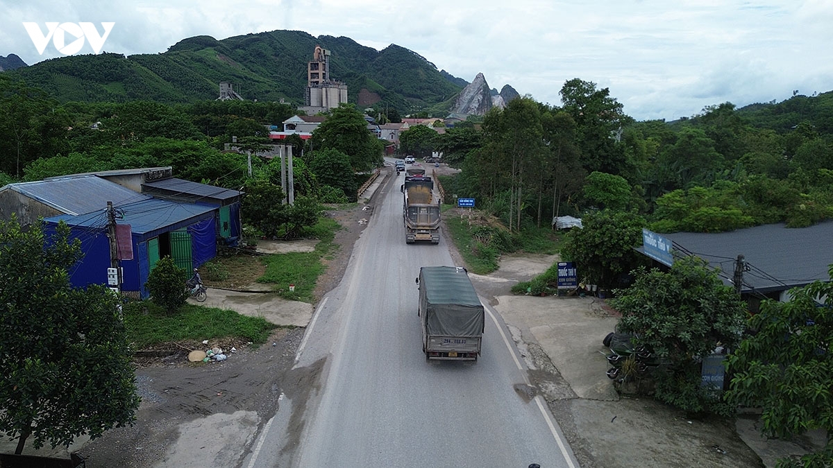 quoc lo 1b oan minh voi xe tai trong lon hinh anh 1