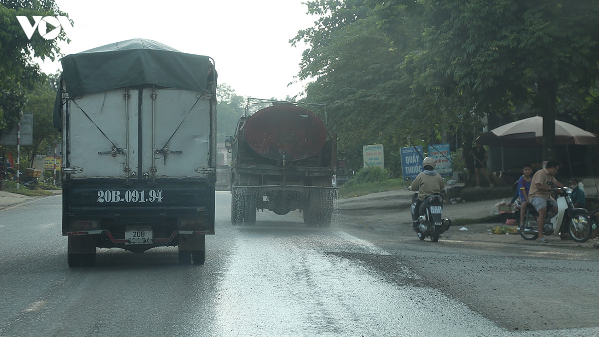 quoc lo 1b oan minh voi xe tai trong lon hinh anh 10