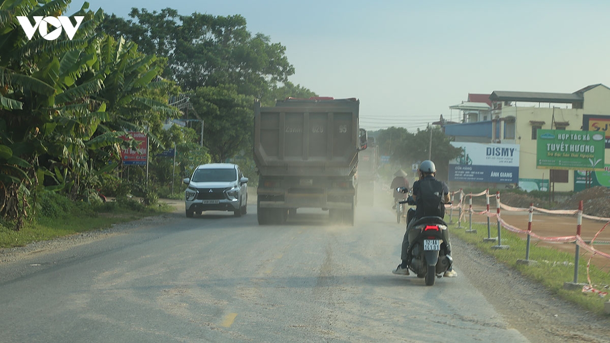 quoc lo 1b oan minh voi xe tai trong lon hinh anh 14