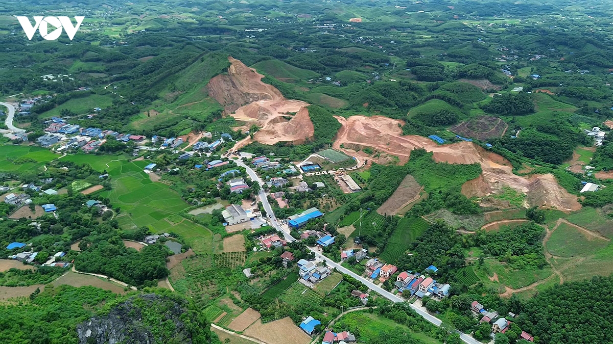 quoc lo 1b oan minh voi xe tai trong lon hinh anh 3