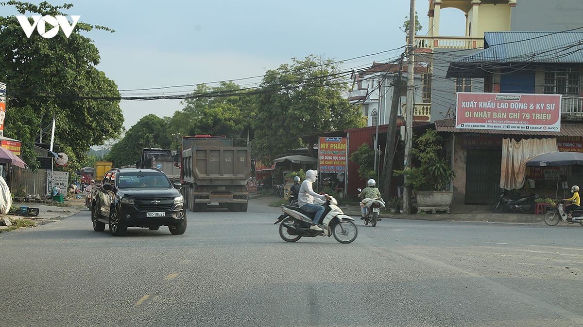 quoc lo 1b oan minh voi xe tai trong lon hinh anh 8