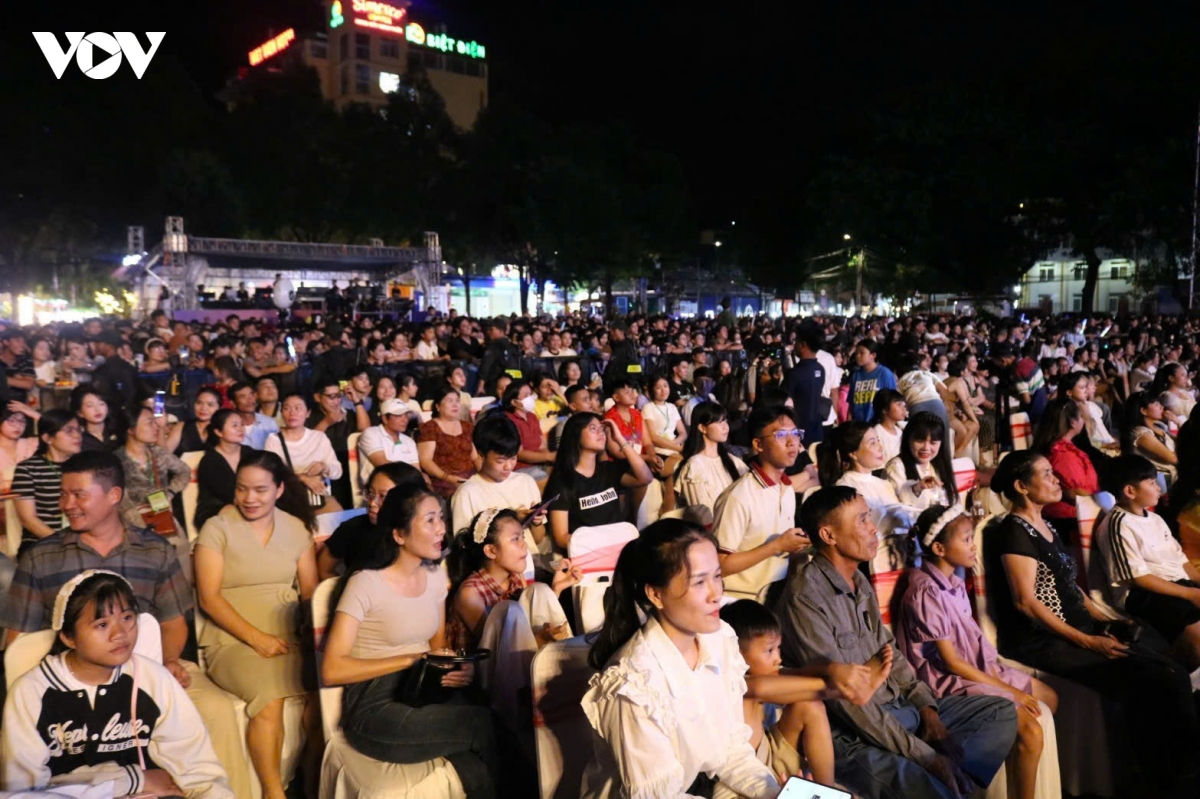 Dak lak soi dong dem dai nhac hoi vuon tam, khoi sac hinh anh 2