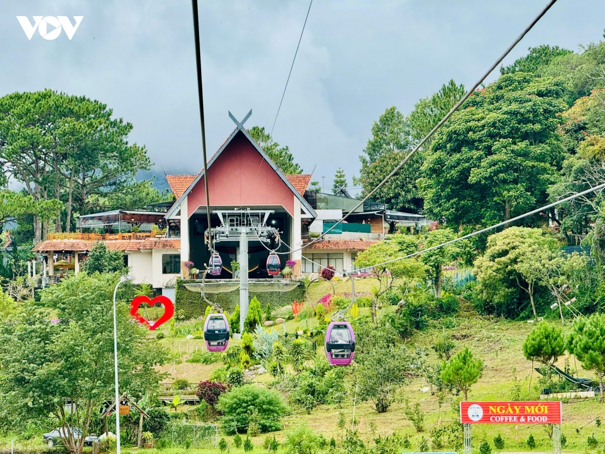 Da lat tang toc kich cau du lich sau mo lai san bay lien khuong hinh anh 3